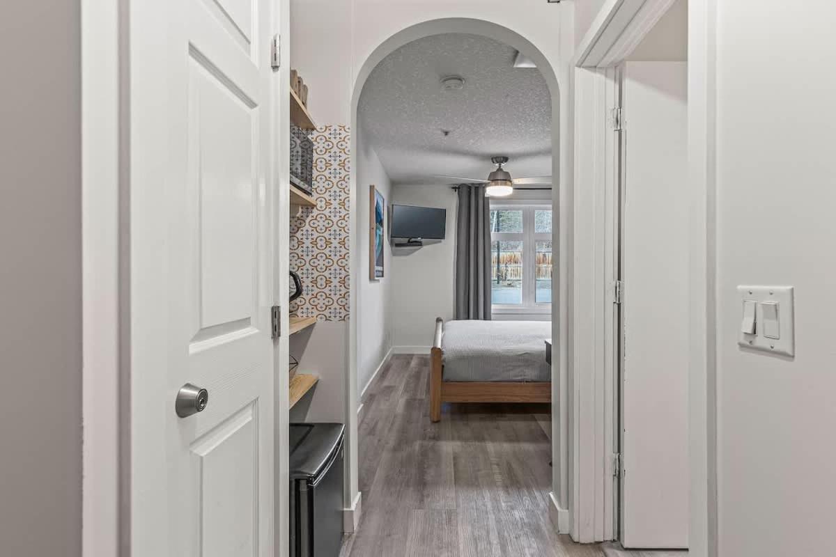 W118 New! Central Canmore- Light Industrial Hotel Room Exteriör bild
