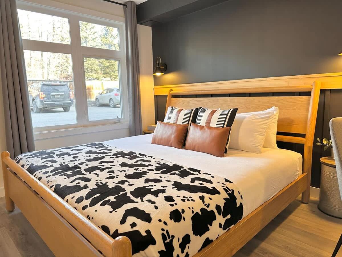 W118 New! Central Canmore- Light Industrial Hotel Room Exteriör bild